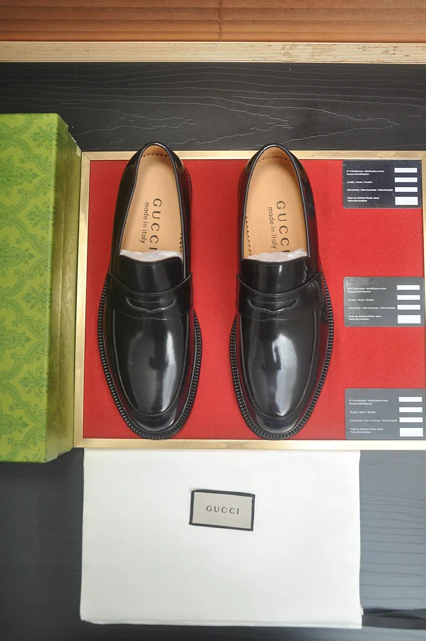 Men's shoes💰500💶Italy's top luxury men's shoe giant (GUCCI) (Gucci) (full cowhide lining) new arrival🍃Original European style🔰 Pleasant to the eye😍In order to make the shoes more durable and non-deformable🌀The production continues to follow traditional methods but there is still no lack of innovation💪Choose original sheepskin for the leather♻️ Smooth and natural And extra bright ⭐Made of imported cowhide, the first choice of rich people 38-45 (45 customized)
